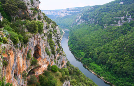 Ardeche_von_der_Grotte_de_la_Madeleine