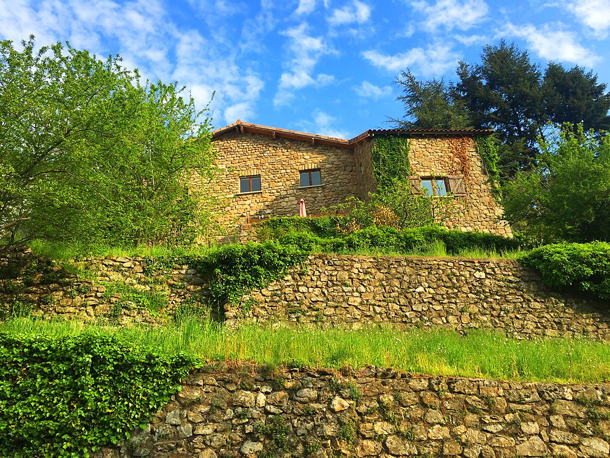 Blick_auf_Haus_mit_Terrasse