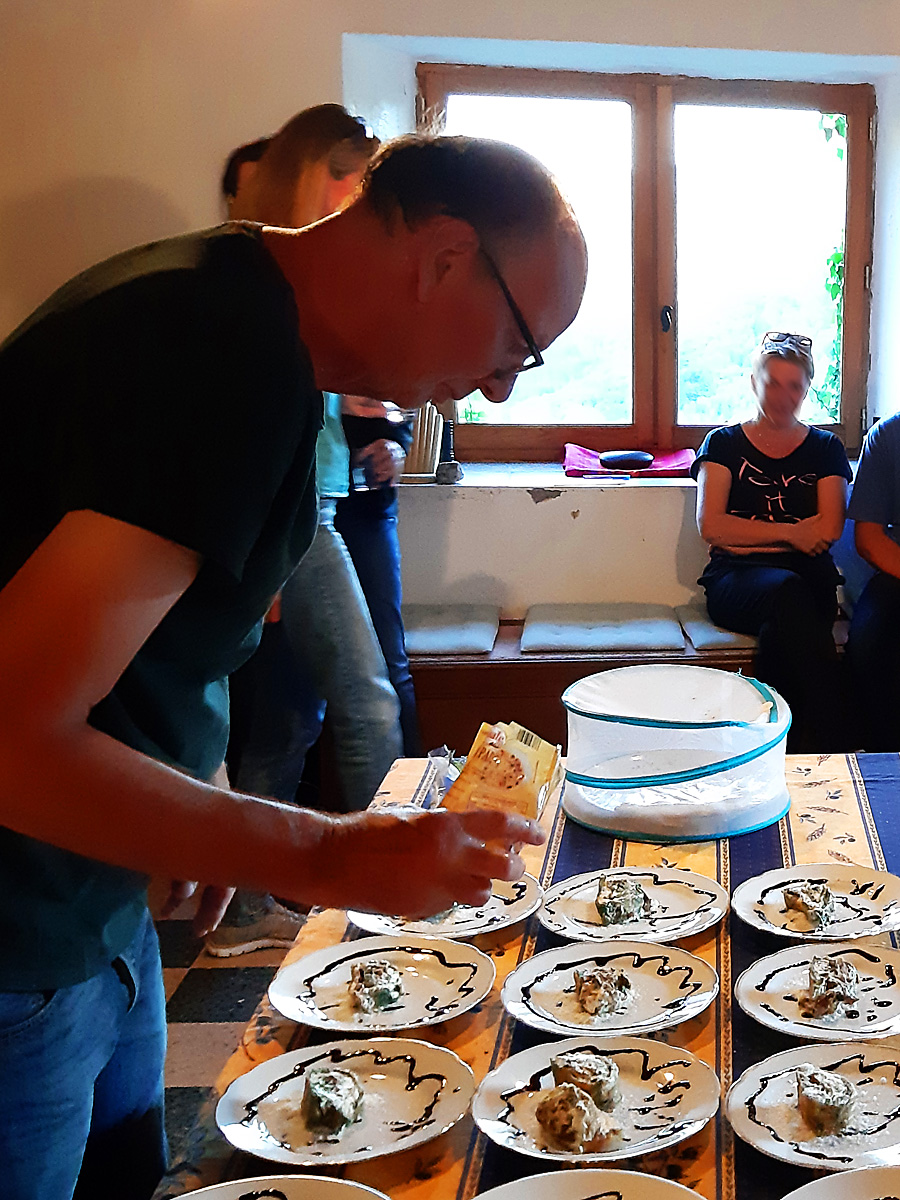 Spinatrolle_anrichten